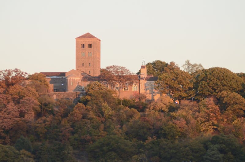 27 octobre 2013, Manhattan, New York City les cloîtres dans l'Upper Manhattan est une branche du musée métropolitain d'Art Specia photo libre de droits 27 octobre 2013, Manhattan, New York City les cloîtres dans l'Upper Manhattan est une branche du musée métropolitain d'Art Specia photo libre de droits