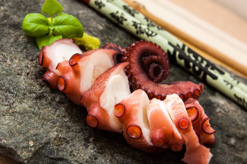 octopus-sashimi-28532207.jpg