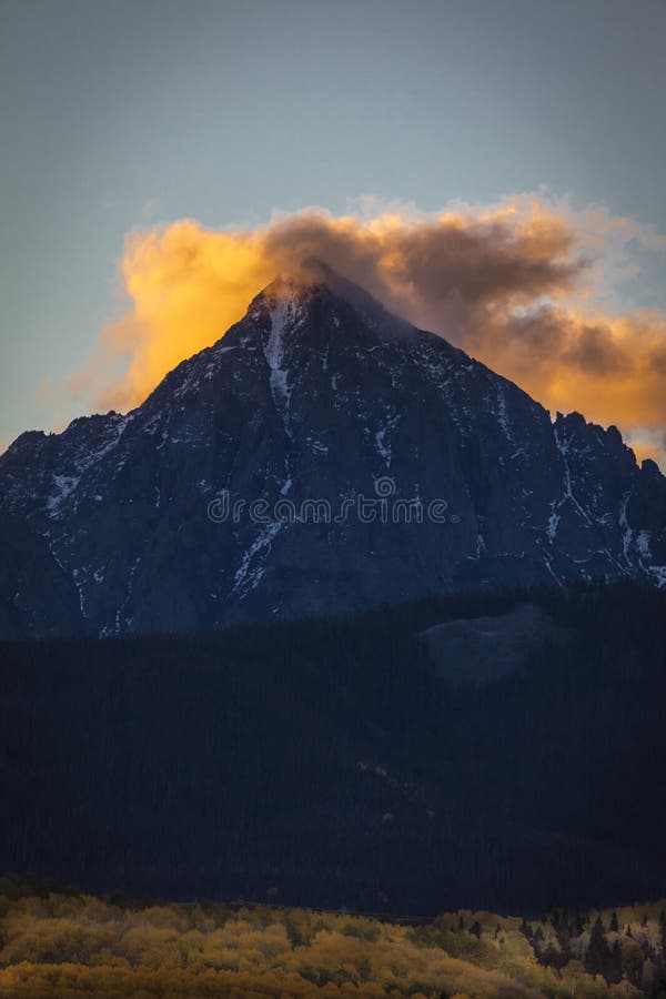 OCTUBRE 1,2016 - la mañana se nubla en la salida del sol sobre San Juan Mountains In Autumn, cerca de Ridgway Colorado - de Mesa imagen de archivo OCTUBRE 1,2016 - la mañana se nubla en la salida del sol sobre San Juan Mountains In Autumn, cerca de Ridgway Colorado - de Mesa imagen de archivo