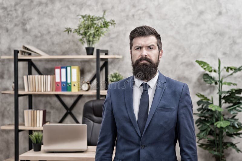 Ocupa??o profissional do recruta Gerente da hora Recruta farpado do gerente do homem no escritório Carreira do recruta humano foto de stock royalty free Ocupa??o profissional do recruta Gerente da hora Recruta farpado do gerente do homem no escritório Carreira do recruta humano foto de stock royalty free