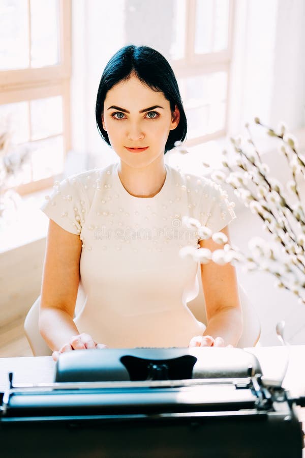 Ocupaci?n profesional Secretaria en documentos que mecanografían del vestido blanco imagenes de archivo Ocupaci?n profesional Secretaria en documentos que mecanografían del vestido blanco imagenes de archivo
