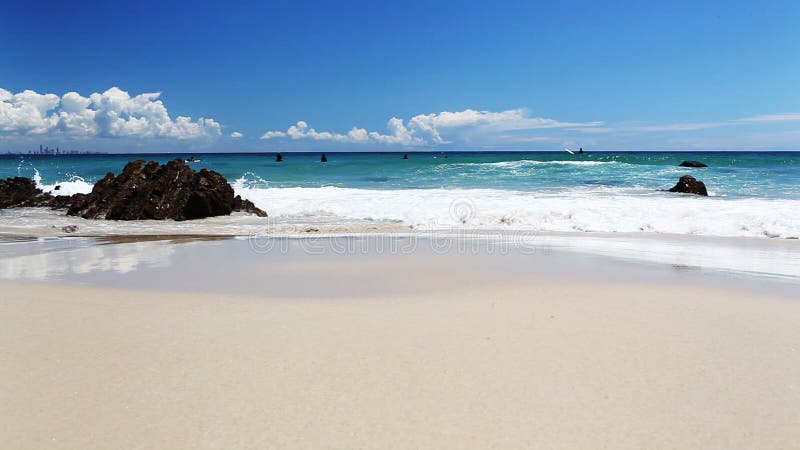 Océan avec des vagues à la plage de la Gold Coast