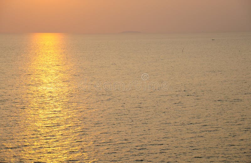 Océan brillant sous le coucher du soleil photo libre de droits Océan brillant sous le coucher du soleil photo libre de droits