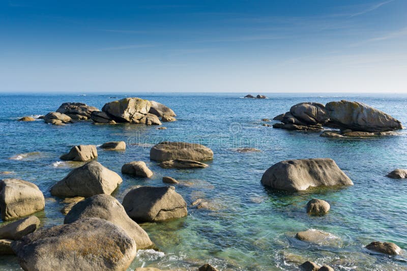 Océan et côte calmes avec de gros rochers et des blocs de granit dans la lumière matinale. Vue panoramique de l'océan et de la côte calmes avec de gros rochers et des blocs de granit dans la lumière du matin