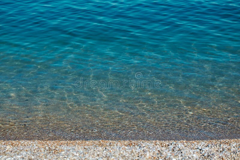 Océano azul profundo. mar tranquilo y agua cristalina. costa y aire fresco. naturaleza virgen y espacio de copia de ideas marinas foto de archivo
