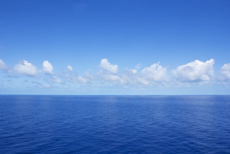 Océano azul vibrante tranquilo imagen de archivo libre de regalías