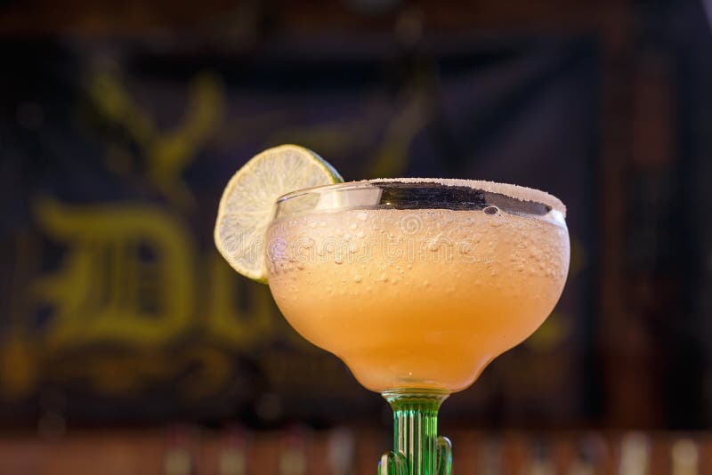 Refreshing cocktail margarita close up. ` Margarita ` jest koktajlem z tequila, z cytrusa ajerkoniakiem i lodem wapna lub cytryny, - sec, Ja klasyfikuje jako napój dla całego dnia