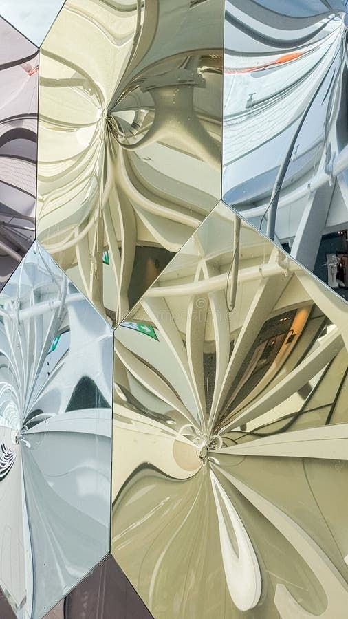 Odbicia geometryczne abstrakcyjne sześciokątne powierzchnie metalowe z skomplikowanymi wzorami i lekką zabawą w sztuce współczesne fotografia stock