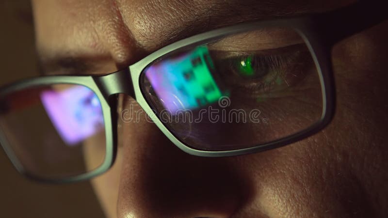Odbicie przy eyeglasses mężczyzna: patrzeć stronę internetową