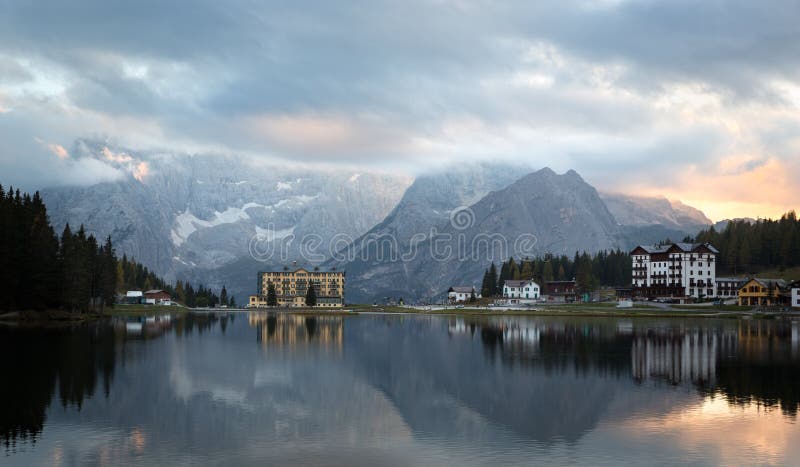 Odbicie przy Lago Di Misurina przy świtem, dolomity, Włoscy Alps fotografia royalty free Odbicie przy Lago Di Misurina przy świtem, dolomity, Włoscy Alps fotografia royalty free
