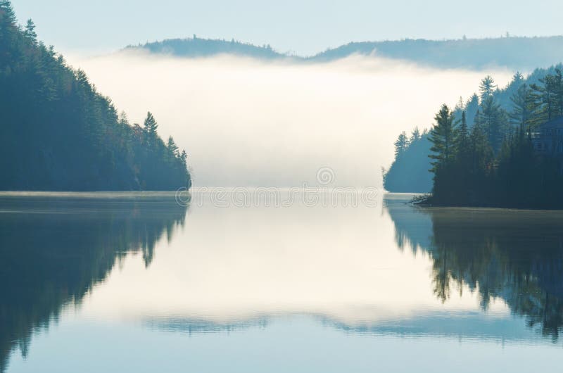 Odbicie ranek mgły wydźwignięcie na jeziorze