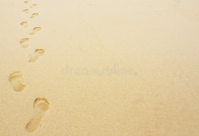 Odcisk stopy w piaska tle