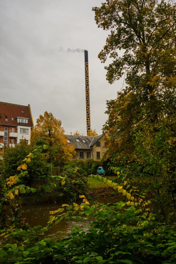 Giraffenkamin Und -rote Backsteine Redaktionelles Stockfotografie