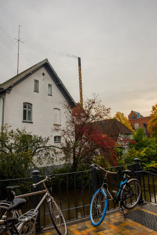 Giraffenkamin Und -rote Backsteine Redaktionelles Stockfotografie