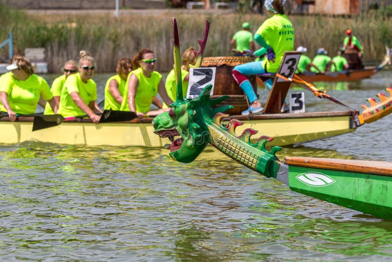 Odessa, de Oekra?ne - Juni 2, 2019: Dragon Boat Racing tijdens Dragon Boat Festival, DragBoat die is populaire traditionele Chine royalty-vrije stock fotografie Odessa, de Oekra?ne - Juni 2, 2019: Dragon Boat Racing tijdens Dragon Boat Festival, DragBoat die is populaire traditionele Chine royalty-vrije stock fotografie