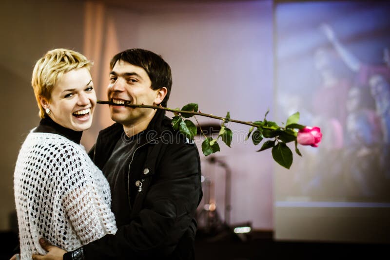 ODESSA, DE OEKRAÏNE - 24 NOV.: Lachend gelukkig paar in liefde bij e stock fotografie ODESSA, DE OEKRAÏNE - 24 NOV.: Lachend gelukkig paar in liefde bij e stock fotografie