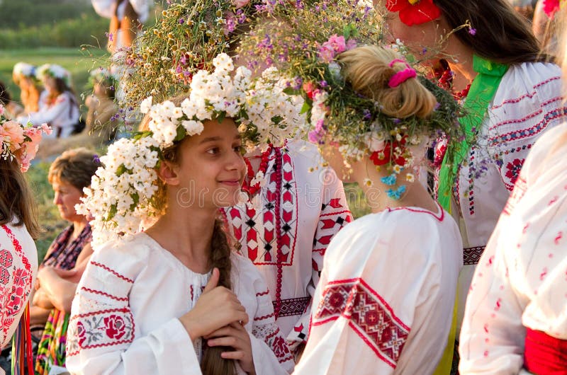 Odessa-Region, Dorf Vizirka, Ukraine - 6. Juli 2013: Feiertag Ivana Kupala Night stockfotografie Odessa-Region, Dorf Vizirka, Ukraine - 6. Juli 2013: Feiertag Ivana Kupala Night stockfotografie