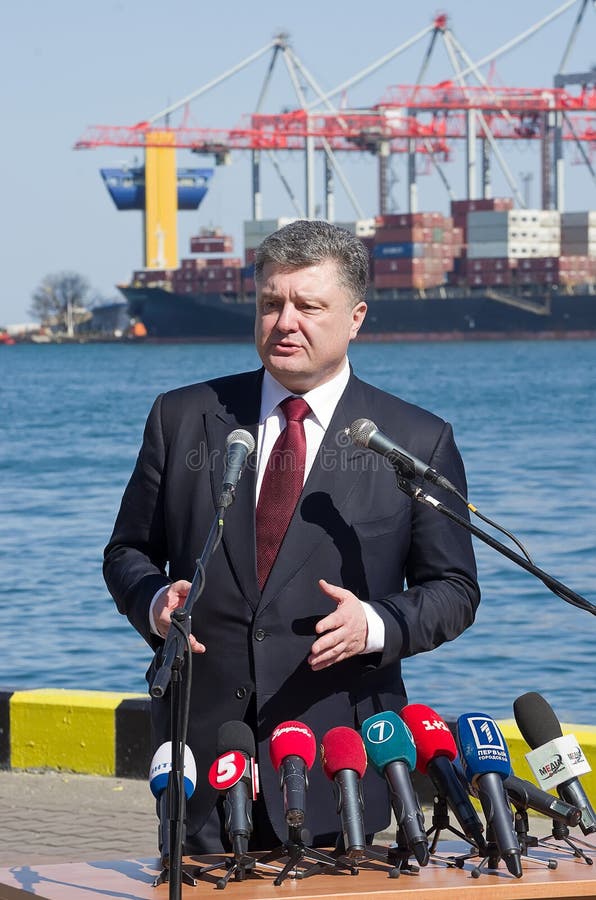 Odessa, Ukraina - 10 Kwiecień, 2015: Prezydent Ukraina Petro Poroshenko sprawdzał usługa militarna fregata Ukrai obrazy royalty free Odessa, Ukraina - 10 Kwiecień, 2015: Prezydent Ukraina Petro Poroshenko sprawdzał usługa militarna fregata Ukrai obrazy royalty free