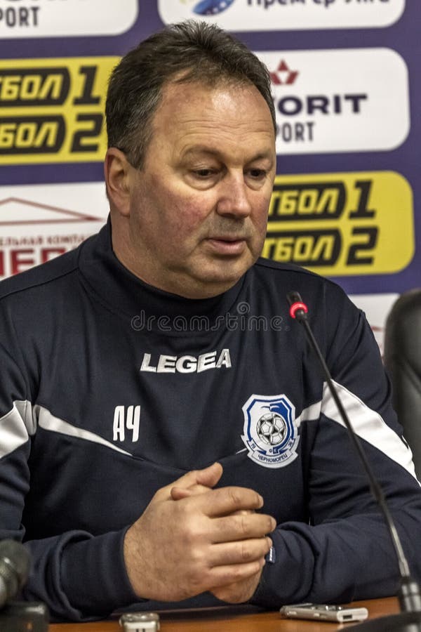 ODESSA UKRAINA -2 mars 2019: Legendarisk berömd fotbolllagledare FC Chernomorets Odessa Angel CHERVENKOV under matchen Chernomore arkivbild ODESSA UKRAINA -2 mars 2019: Legendarisk berömd fotbolllagledare FC Chernomorets Odessa Angel CHERVENKOV under matchen Chernomore arkivbild