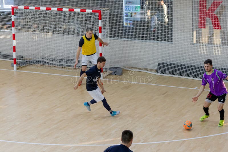 ODESSA, UKRAINE- CIRKA, 202020: Nicht wurden lokale Mannschaftsspieler spielen futsal futsal Turnier auf dem Parkettboden Die ric lizenzfreies stockbild