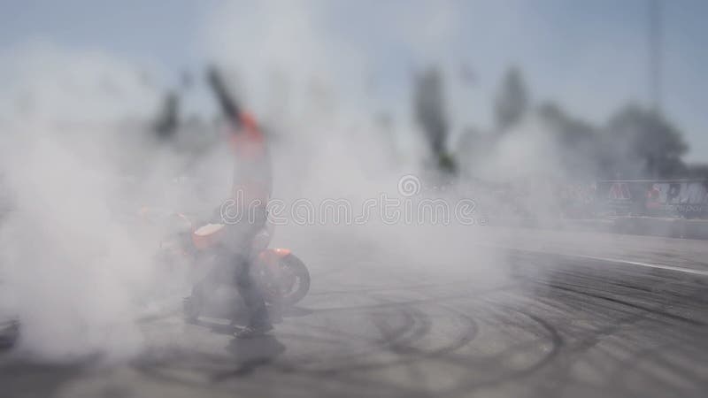 ODESSA, UKRAINE - 13 JUILLET : Le conducteur de moto a vérifié sa motocyclette dérivant sur Odessa Drift Competition