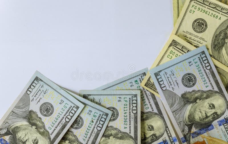 Odg?rny widok sto dolarowych rachunk?w na bia?ym tle obraz royalty free Odg?rny widok sto dolarowych rachunk?w na bia?ym tle obraz royalty free