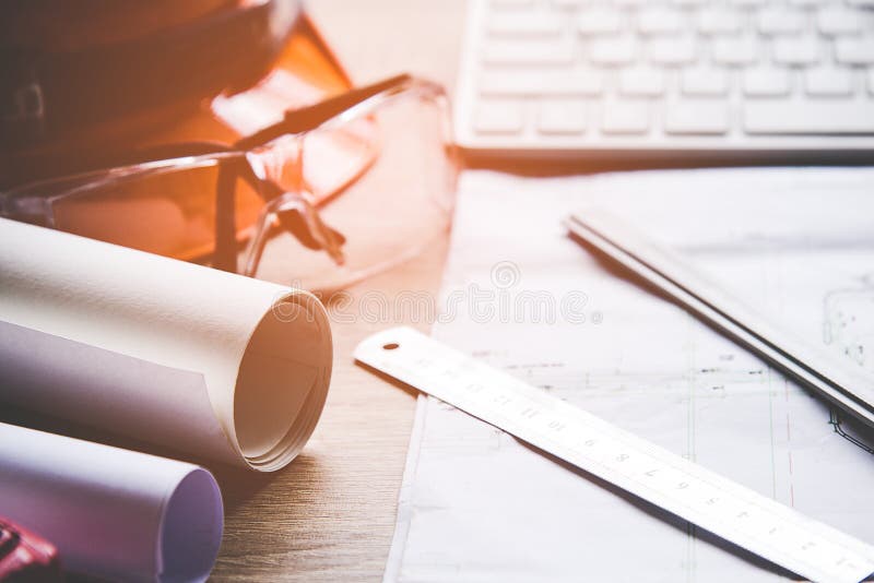 Odgórnego widoku architekt pracuje na projekcie Architekta miejsce pracy Inżynierów narzędzia i zbawcza kontrola zdjęcie stock