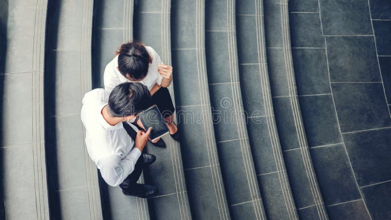 Odgórny widok Azjatyccy ludzie biznesu spotyka cyfrowego tabl i używa zdjęcie stock Odgórny widok Azjatyccy ludzie biznesu spotyka cyfrowego tabl i używa zdjęcie stock