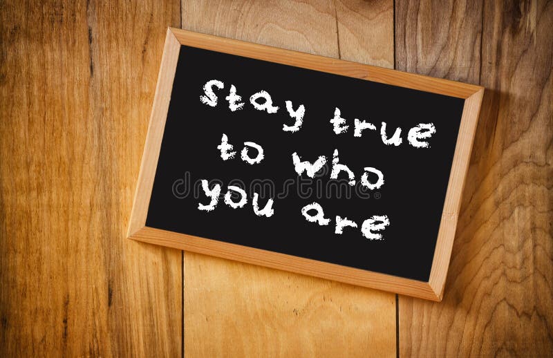 Odgórny widok blackboard z zwrota pobytem prawdziwym nad drewnianym tłem, co jesteś ty obraz royalty free Odgórny widok blackboard z zwrota pobytem prawdziwym nad drewnianym tłem, co jesteś ty obraz royalty free