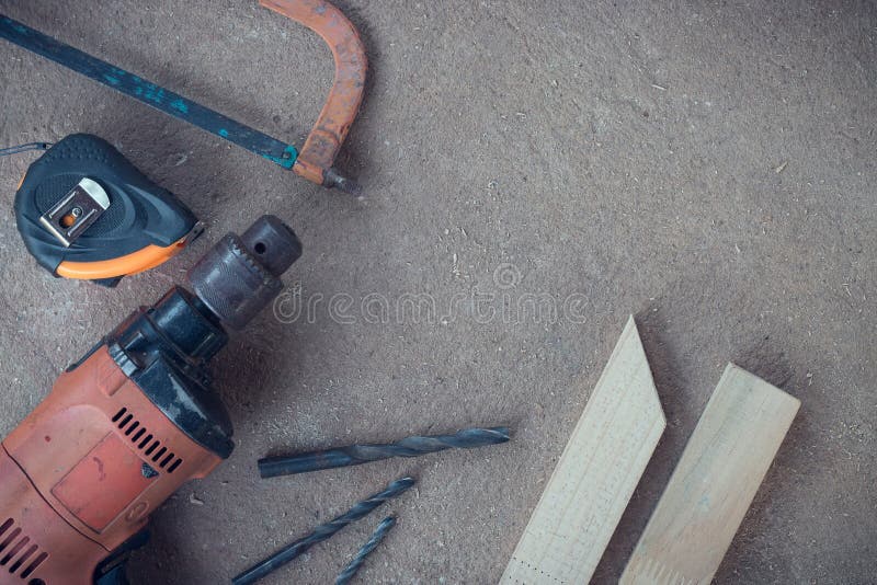 Odgórny widok, cieśla praca teren z dużo, i drewno na Zakurzonej betonowej podłoga narzędzia, rzemieślników narzędzia ustawiający fotografia royalty free Odgórny widok, cieśla praca teren z dużo, i drewno na Zakurzonej betonowej podłoga narzędzia, rzemieślników narzędzia ustawiający fotografia royalty free