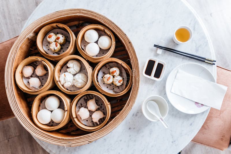 Odgórny widok dim sum set: Barbecued wieprzowiny babeczka, Krewetkowa klucha, Słodkie kremowe babeczki, Krewetkowa shumai polewa zdjęcia royalty free Odgórny widok dim sum set: Barbecued wieprzowiny babeczka, Krewetkowa klucha, Słodkie kremowe babeczki, Krewetkowa shumai polewa zdjęcia royalty free