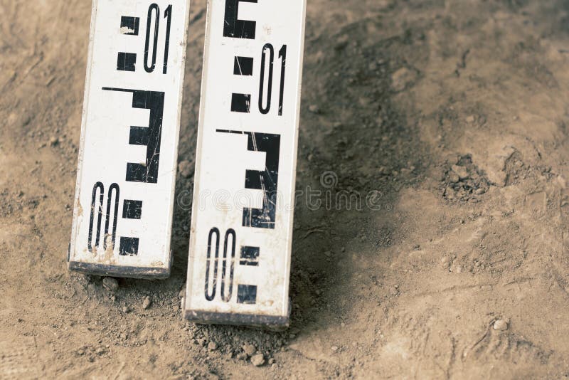 Odgórny widok geodezyjna, archeologiczna linia, stojak na czerwieni ziemi Przeglądać narzędzia archeologiczny cibory ekskawacj ka zdjęcia stock Odgórny widok geodezyjna, archeologiczna linia, stojak na czerwieni ziemi Przeglądać narzędzia archeologiczny cibory ekskawacj ka zdjęcia stock