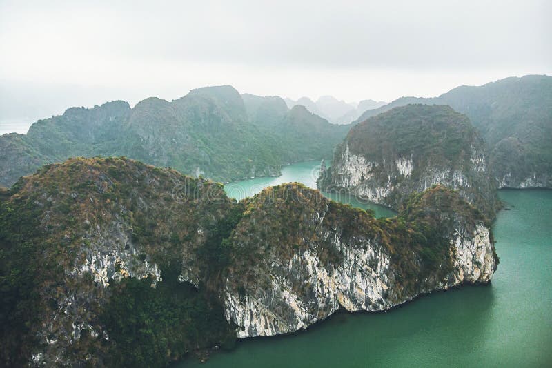 Odgórny widok Halong zatoka Wietnam pi?kny seascape z ska?ami i morzem zdjęcia stock Odgórny widok Halong zatoka Wietnam pi?kny seascape z ska?ami i morzem zdjęcia stock