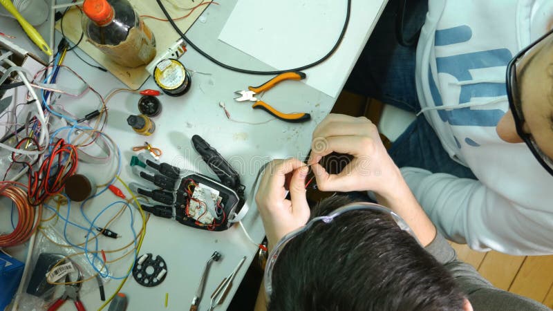 Odgórny widok Inżyniery tworzy nowatorską cybernetyczną bionic rękę Techniki nowatorska technologia zdjęcie wideo