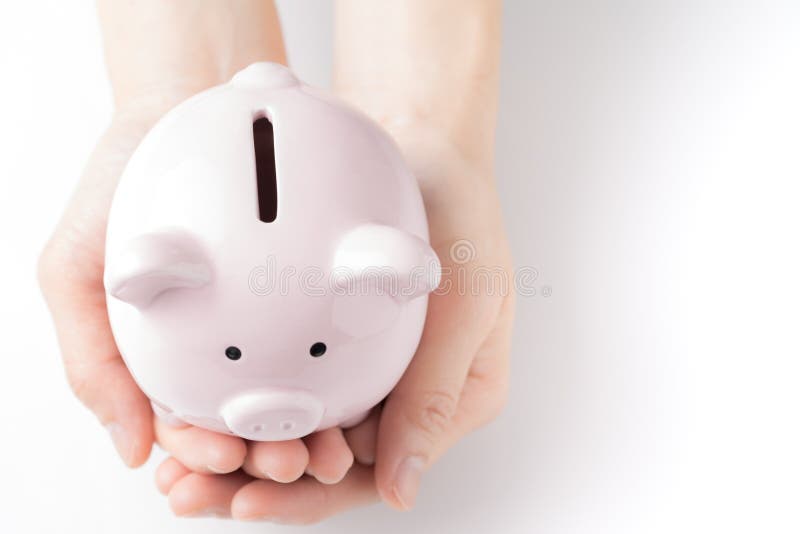 Odgórny widok młodych żeńskich ręk mienia menchii prosiątka czuły bank dalej obrazy royalty free Odgórny widok młodych żeńskich ręk mienia menchii prosiątka czuły bank dalej obrazy royalty free