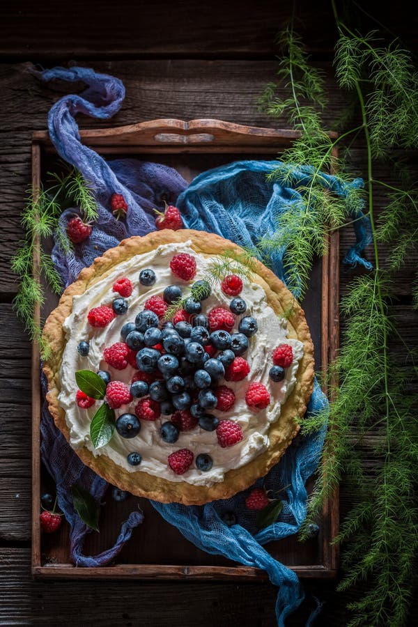 Odgórny widok słodki tarta z świeżymi czarnymi jagodami i malinkami zdjęcia royalty free Odgórny widok słodki tarta z świeżymi czarnymi jagodami i malinkami zdjęcia royalty free