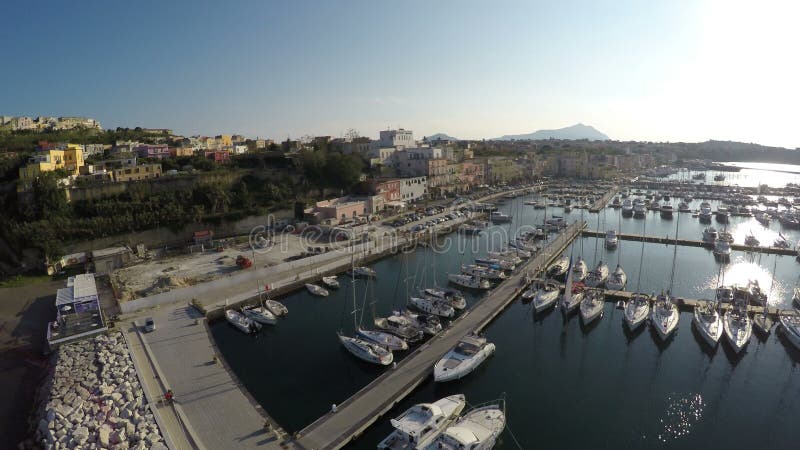 Odgórny widok wiele łodzie cumował przy Marina Grande na Procida wyspie, luksusowy hobby zbiory Odgórny widok wiele łodzie cumował przy Marina Grande na Procida wyspie, luksusowy hobby zbiory