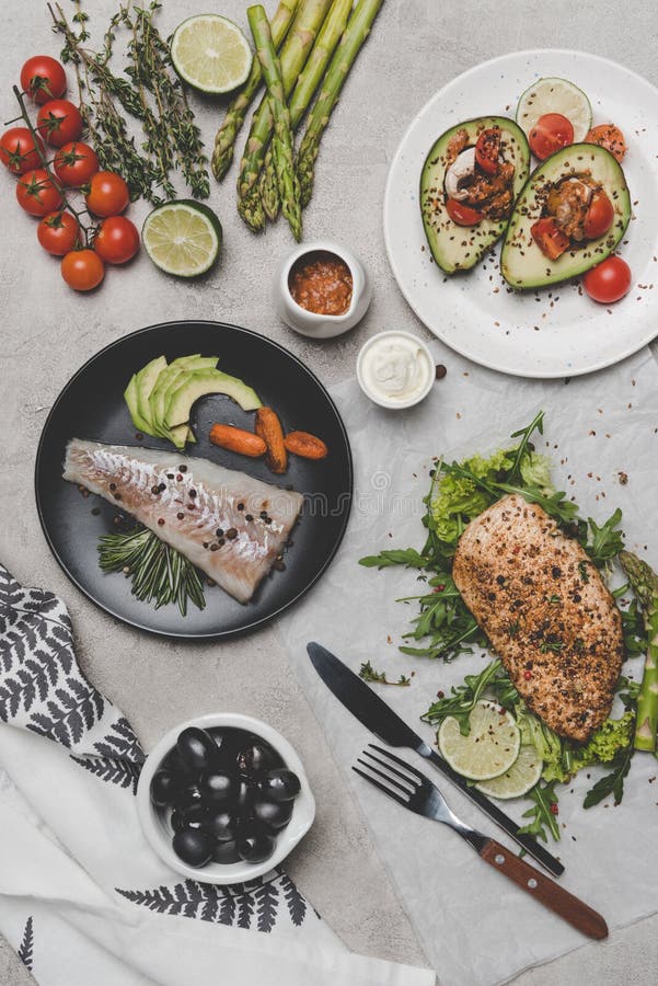odgórny widok zdrowi naczynia z ryba, mięsem i avocado, obraz stock odgórny widok zdrowi naczynia z ryba, mięsem i avocado, obraz stock
