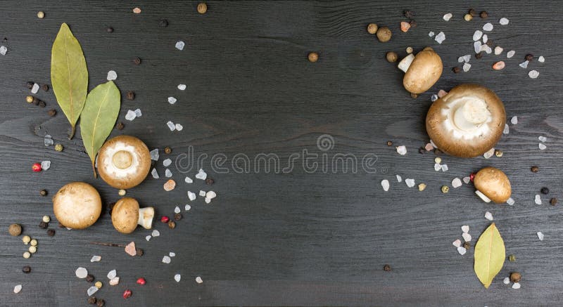 Odgórny widok świeże pieczarki z peppercorn mieszanką, zatoka liśćmi, i fotografia royalty free Odgórny widok świeże pieczarki z peppercorn mieszanką, zatoka liśćmi, i fotografia royalty free