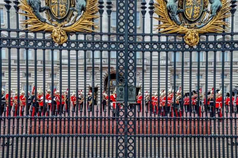 Odmienianie strażnicy przy buckingham palace, Londyn, Zjednoczone Królestwo obraz royalty free Odmienianie strażnicy przy buckingham palace, Londyn, Zjednoczone Królestwo obraz royalty free