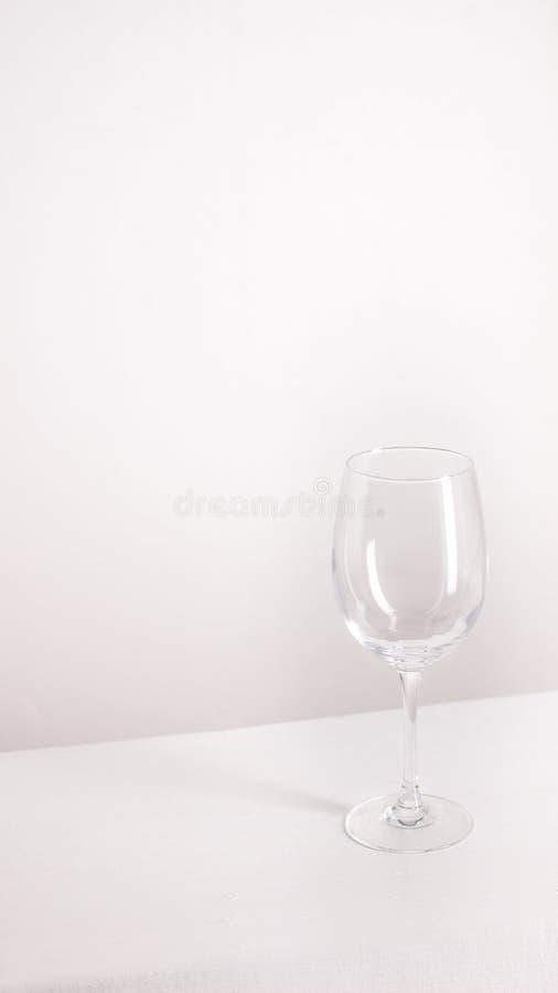 Odosobneni pu?ci wina szk?a stojaki na szarym tle obrazy stock Odosobneni pu?ci wina szk?a stojaki na szarym tle obrazy stock