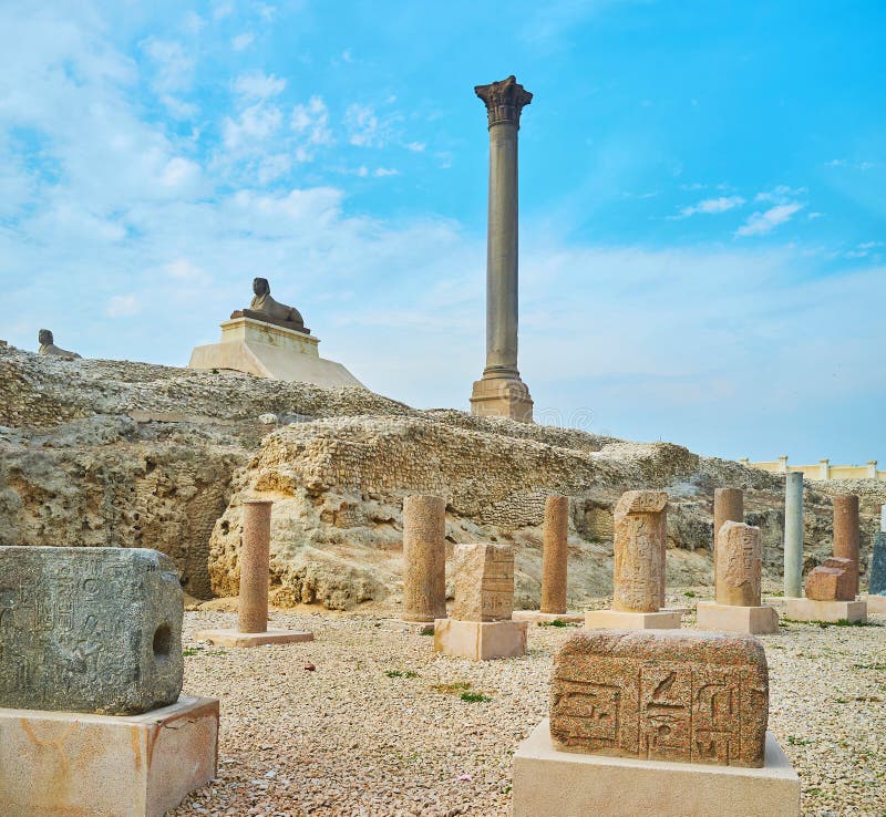 Odwiedza Pompey ` s Serapeum i filaru ruiny w Aleksandria, Egipt zdjęcie stock Odwiedza Pompey ` s Serapeum i filaru ruiny w Aleksandria, Egipt zdjęcie stock