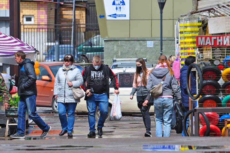 Odwiedzający rynek miejski. rosja. zdjęcie stock