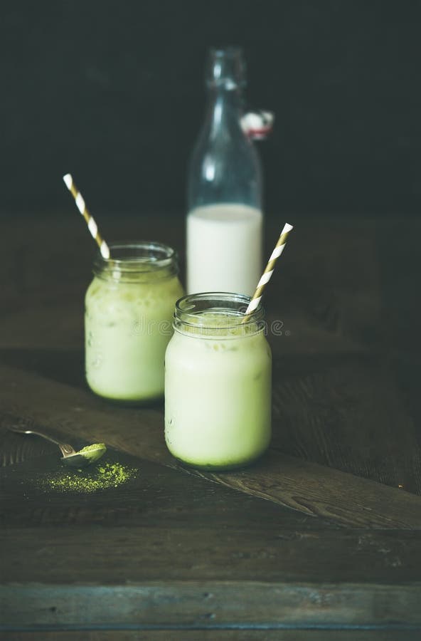 Odświeżać lukrowego kokosowego matcha latte napój w słojach, kopii przestrzeń obrazy stock