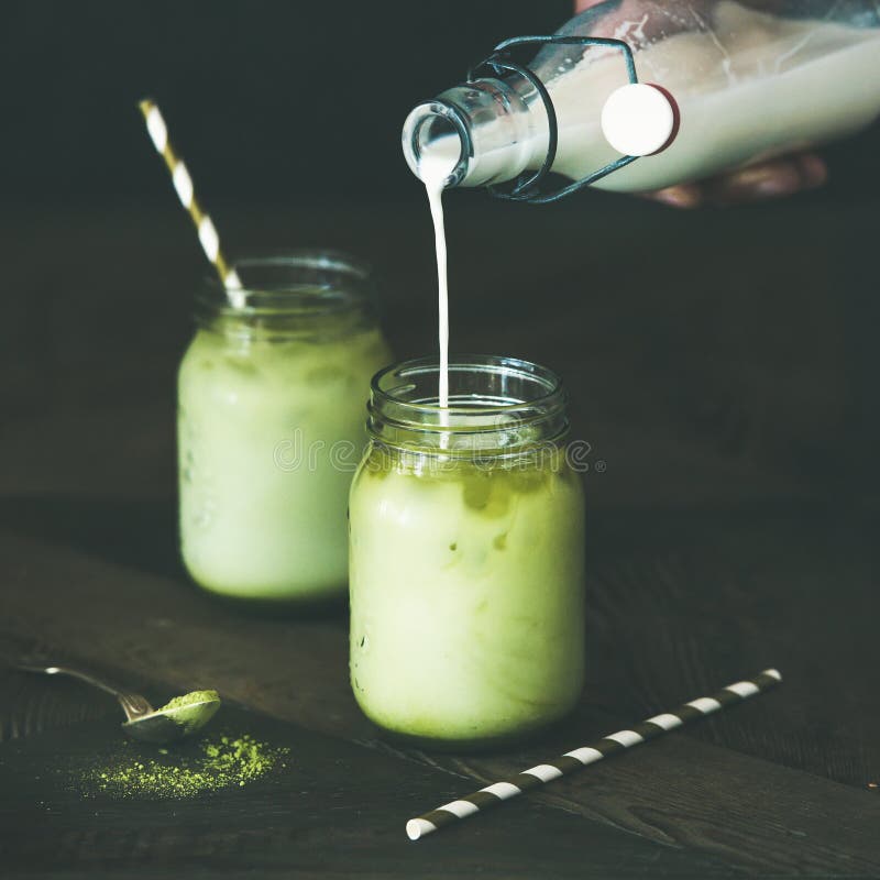 Odświeżać lukrowego kokosowego matcha latte w szkło słojach, kopii przestrzeń obrazy royalty free
