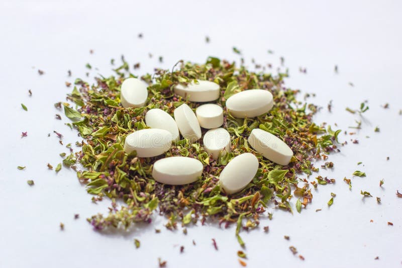 Odżywcze nadprogram pigułki na wysuszonym ziele tle Alternatywny ziołowej medycyny, naturopathy i homeopatii pojęcie, fotografia stock Odżywcze nadprogram pigułki na wysuszonym ziele tle Alternatywny ziołowej medycyny, naturopathy i homeopatii pojęcie, fotografia stock