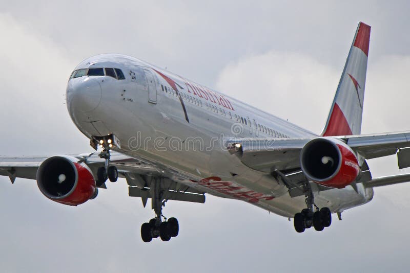 OE-LAZ: Boeing 767-300ER di Austrian Airlines immagine stock