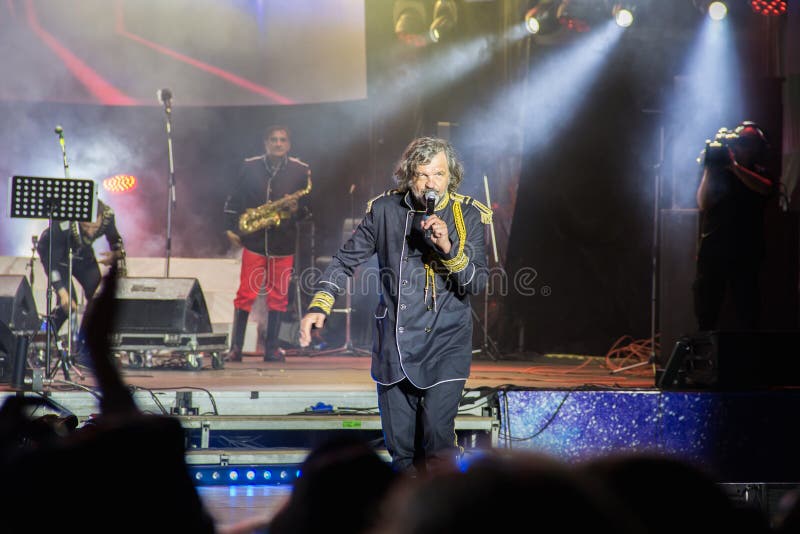 OEFA, RUSLAND - JUNI 15, 2019: Emir Kusturica en Nr - rokend Orkest op het Hart van het Europees-Aziatische festival van de de zo royalty-vrije stock afbeelding OEFA, RUSLAND - JUNI 15, 2019: Emir Kusturica en Nr - rokend Orkest op het Hart van het Europees-Aziatische festival van de de zo royalty-vrije stock afbeelding