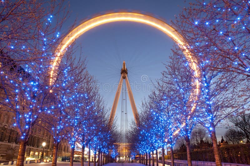 Touristes Dans La Cabine D'oeil De Londres Photo éditorial - Image du