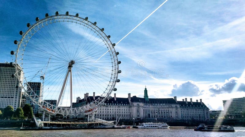 Oeil de Londres de Coca-Cola contre un ciel bleu croquant photo libre de droits Oeil de Londres de Coca-Cola contre un ciel bleu croquant photo libre de droits